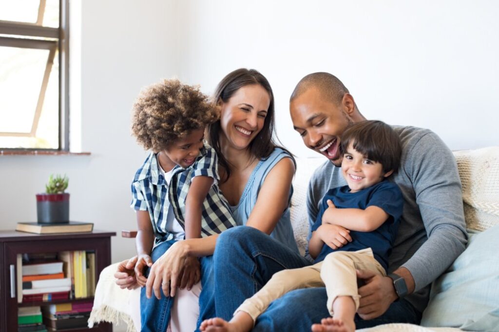 Familie op de bank